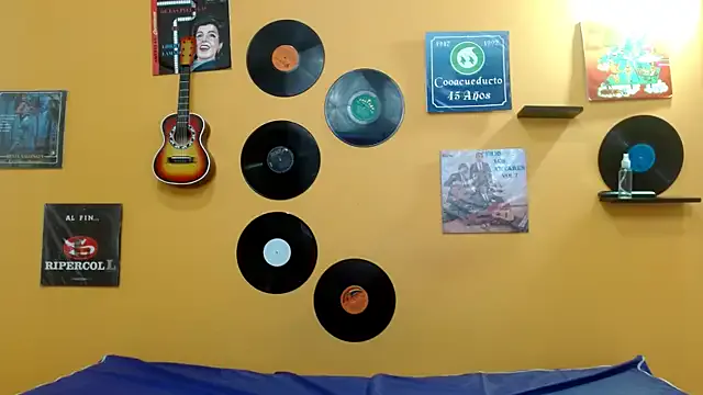 skinnyverus18 on StripChat