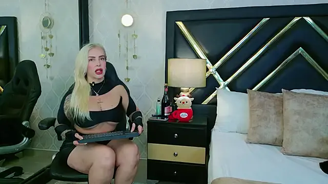 Offline SophieWinsloow on StripChat