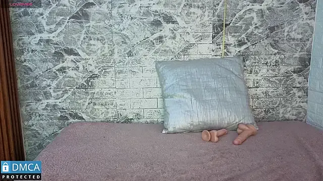 taylorexotic — put on nipple clamps and slap face x5