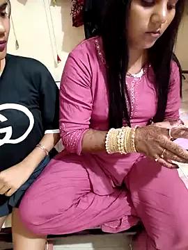 Unique_MomandDaughterrs from StripChat is Freechat