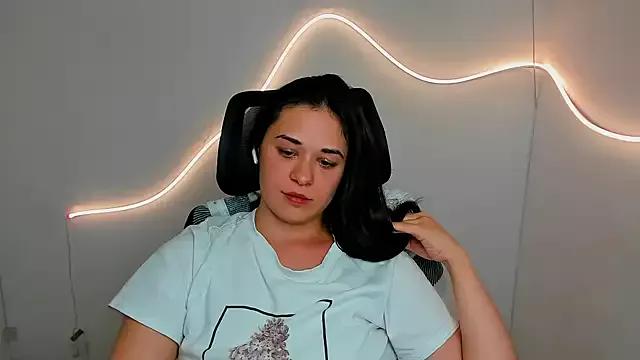 Yesenia_nia from StripChat is Freechat