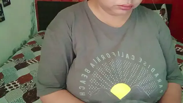 yoursnishaa on StripChat