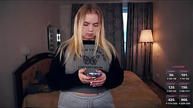 ZaraCreedon from StripChat