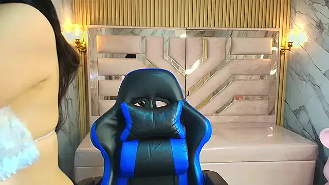 Offline zoe_r_ on StripChat