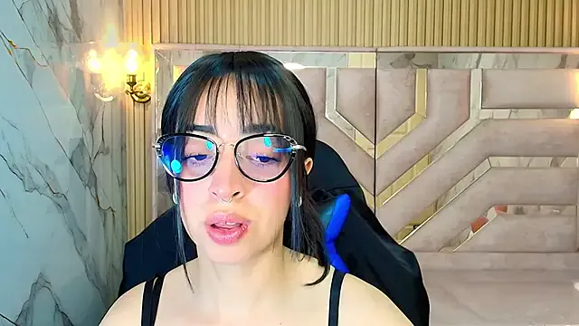 Offline zoe_r_ on StripChat