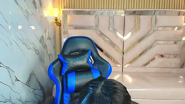 Offline zoe_r_ on StripChat